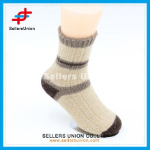 Angorawolle New Style Coffee mit cremefarbenen gestrickten Freizeitsocken